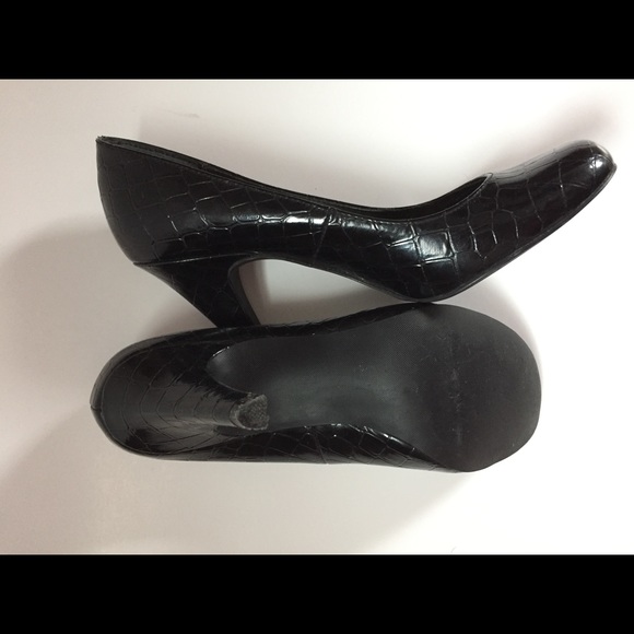 Black pumps with patent sheen - Picture 5 of 5